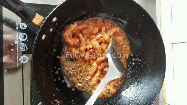 将炸好的肉条放入搅拌均匀收汁。