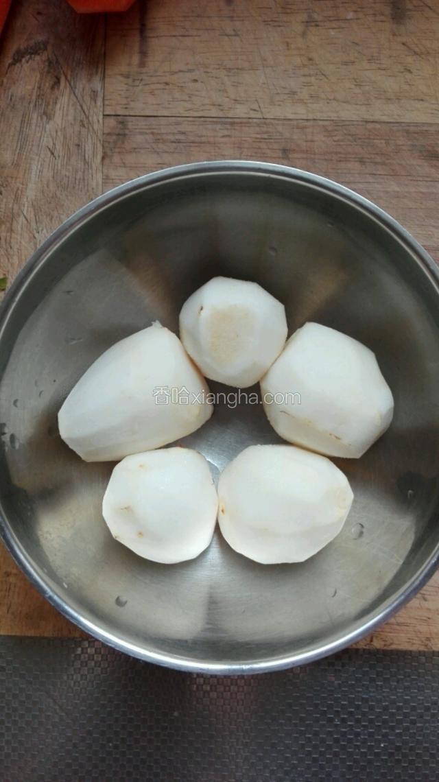 芋头洗净去皮。