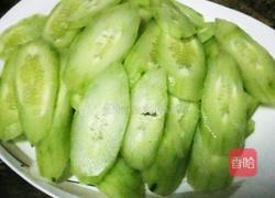 香肠炒青瓜的做法图解1