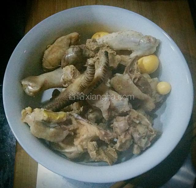 鸡块冷水入锅，加入料酒焯水后用温水洗净浮沫。