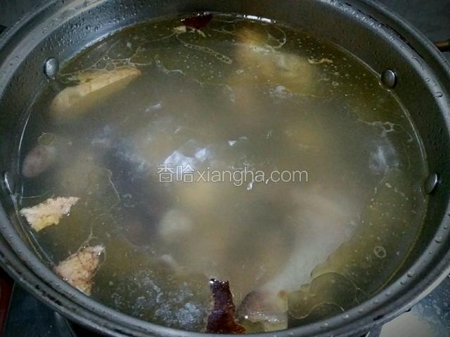 锅中倒入鸡块，加入鸡块两倍的水量（如果喜欢喝汤的可以稍微多加点，但别多，多了汤味淡），放入姜、陈皮，大火烧开转小火炖煮30分钟。