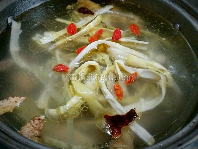 倒入扁尖、枸杞中火煮开转小火继续炖煮30-50分钟。（时间以自己喜欢鸡肉的软硬程度可适当调整。）
