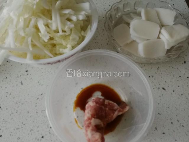 首先准备好全部食材；