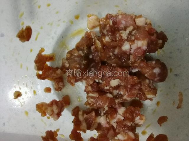 猪肉切成片或者丝儿均可，用生抽煨制10分钟；