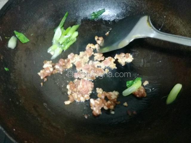 热油下锅，放入干辣椒肉片煸炒两分钟；
