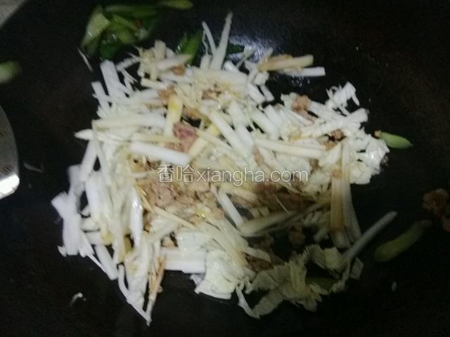 加生抽高汤改小火煸炒；