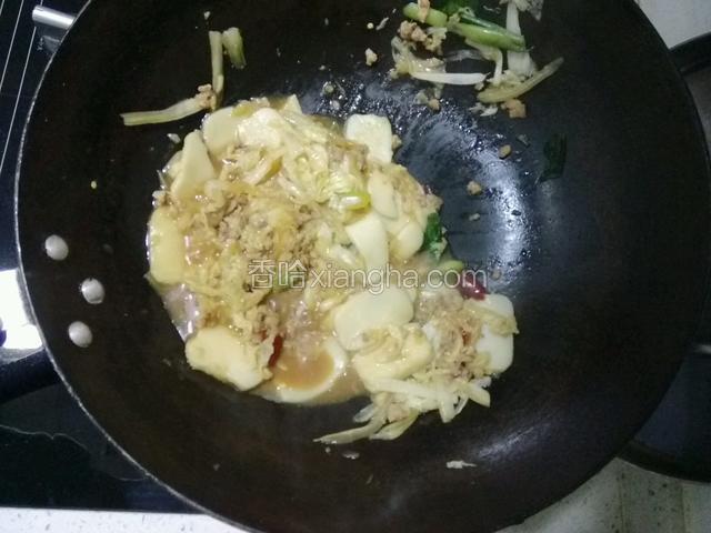 白菜和年糕都变软烂，汤汁呈粘稠状态加糖，鸡精即可出锅；