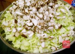 猪肉白菜香菇饺子的做法图解1
