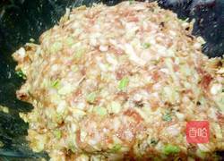 猪肉白菜香菇饺子的做法图解3