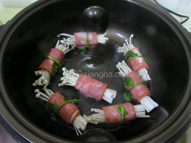 热油开煎
1）  油铺满锅底即可，烧热后，转小火，逐一放入金针菇2）。
2）  分成四个面，每隔10-15秒为培根换个面煎。
3）  煎至金针菇沾油变软即可。