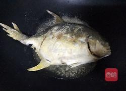 金蒜鲳鱼的做法图解3