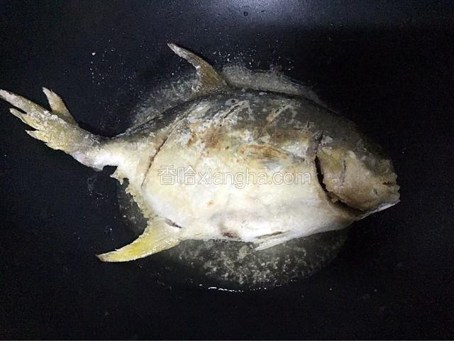 锅中倒入适量油烧至六七成热时放入鲳鱼，小火煎至两面金黄色后捞出控油备用