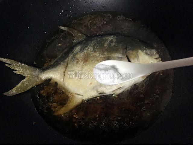 加入适量的盐和白糖，转中火炖煮20分钟