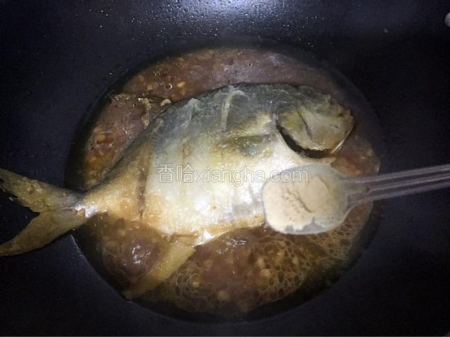 炖至汤汁浓稠鱼熟后，加入适量的鸡精调味即可关火