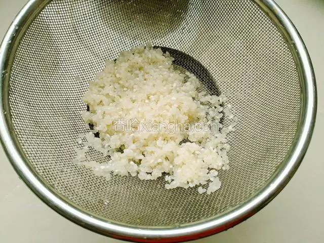 将大米淘洗干净，不要过度揉搓米粒，淘洗两遍既可，过度揉搓，过度淘洗会导致营养流失。