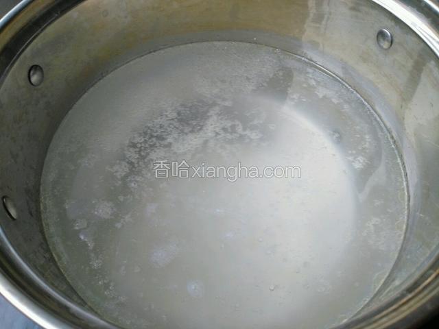 锅中注入清水1000克左右，水开将拌油的大米下锅熬至，