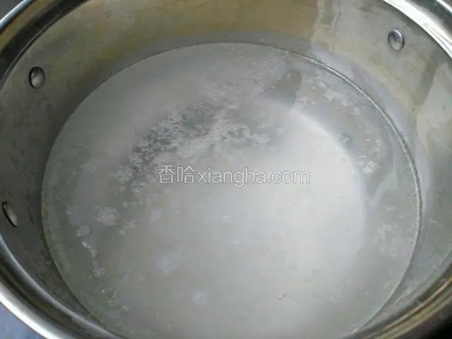 锅中注入清水1000克左右，水开将拌油的大米下锅熬至，