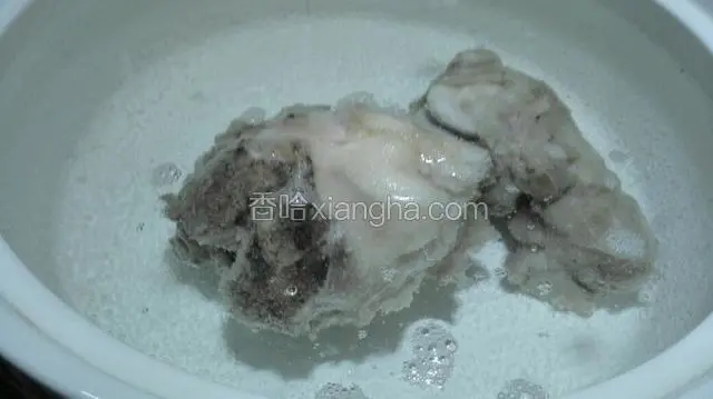 提前将猪棒棒骨剁成小块焯下水，捞出换入新水重新入锅！