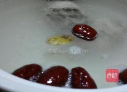 莲藕红枣猪骨汤的做法图解2