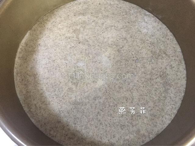 从高处倒入蒸盘中，摔几下，震出小气泡。