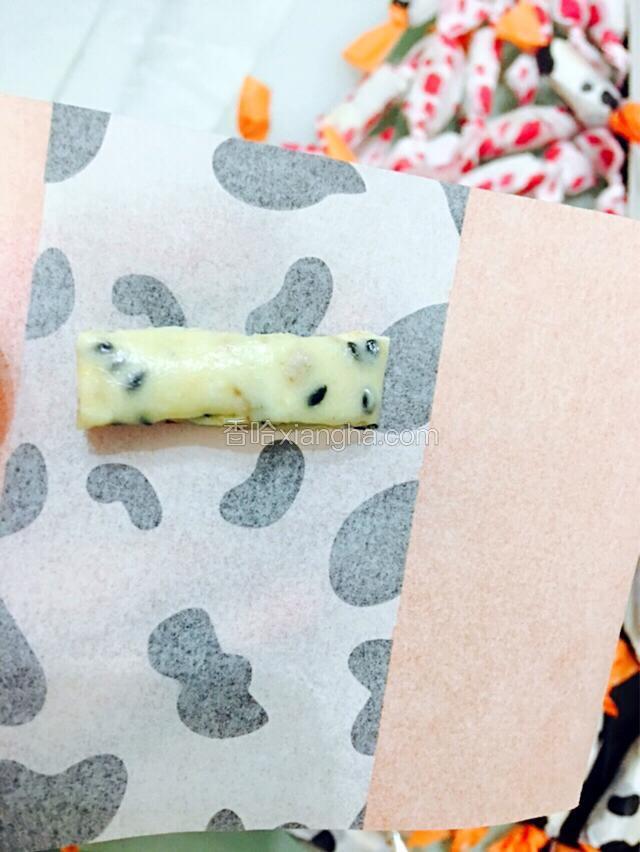 用糖果纸包好。