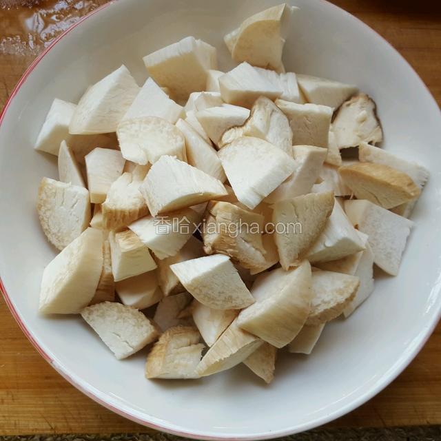 杏鲍菇切块！