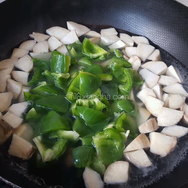 锅中倒入适量的水开锅后放入杏鲍菇和彩椒！再开锅后捞出来用凉水冲洗！