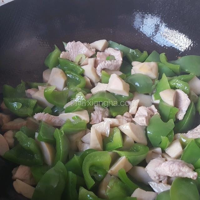 加入杏鲍菇和彩椒翻炒一会！