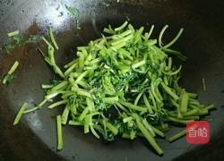 螺旋藻炒茼蒿的做法图解6