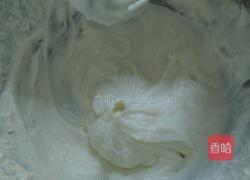 草莓圣诞老公公的做法图解3