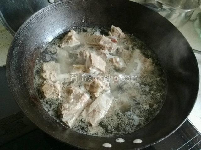 排骨沸水焯血沫儿;