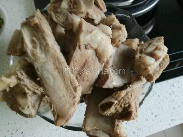 撇干净血沫后滴肋排;