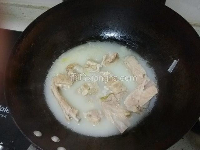 纯净水烧开后下肋排,盖上锅盖中火煮1小时后,浓汤干醇,排骨软烂;