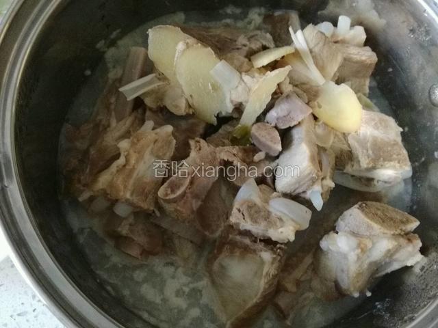 排骨晾凉撇一下油脂;