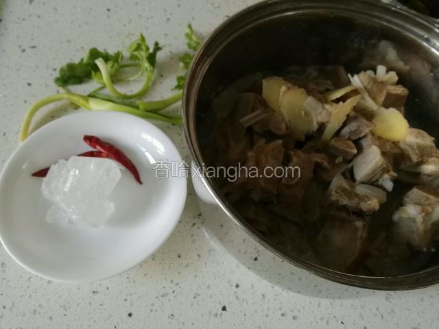 准备好全部材料进入红烧步骤；