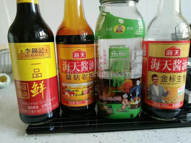 红烧排骨需要滴佐料排队拍摄；
