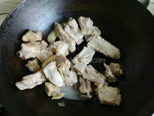 下入排骨煸炒出油，这样做滴红烧排骨香而不腻；