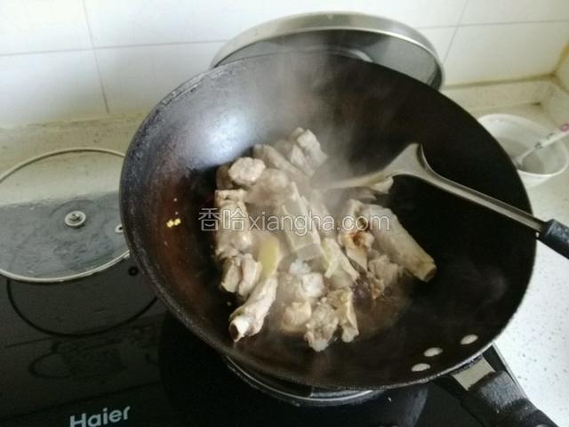 加入适量盐、老抽、料酒、生抽；