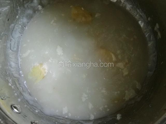 煮排骨时滴浓汤一碗全部加入炒锅；