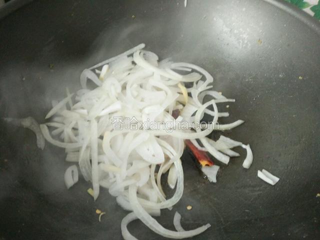 然后先加入洋葱翻炒几下。炒出香味。