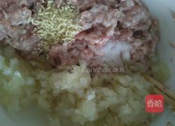 猪肉酸菜水饺的做法图解7