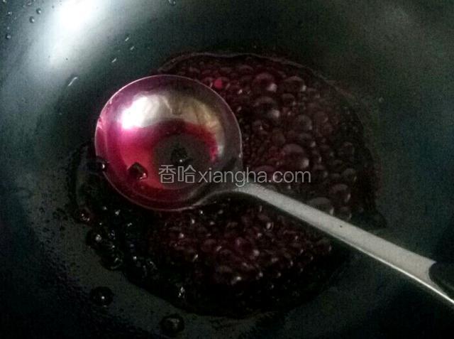 小火熬制蓝莓汁，煮的同时用勺子将蓝莓逐个按压碎。