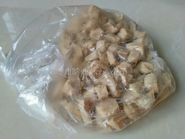 沥去水放保鲜袋中，扎牢口，开始用擀面杖敲打肉块，不要太用力防止袋子敲破，能将肉块敲散既可。