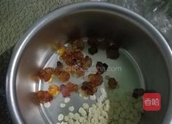 桃胶雪莲子牛奶羹的做法图解1