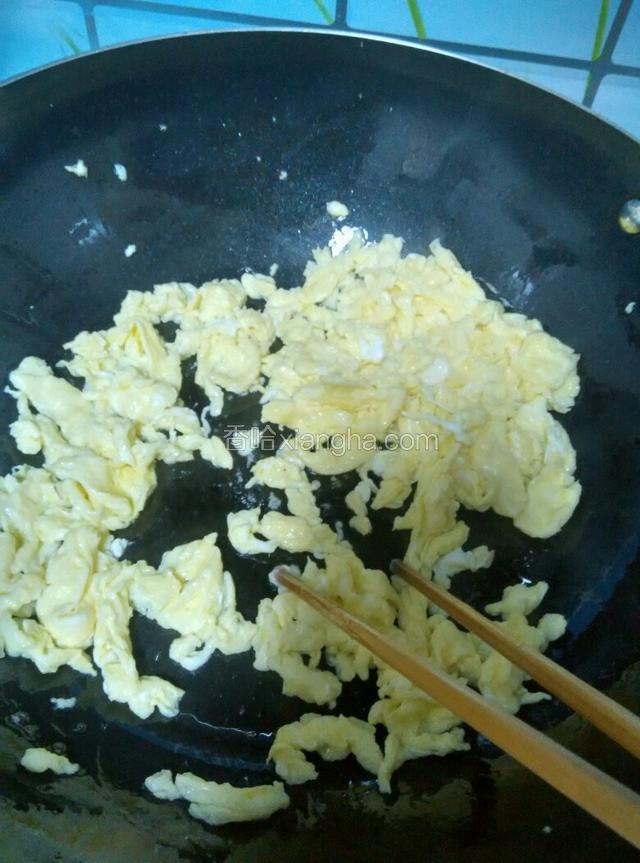 锅内放油，油热后倒入鸡蛋，用筷子迅速搅散，这样鸡蛋块比较小。