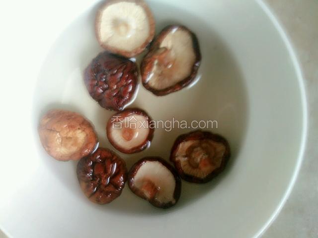 干冬菇放水泡至软。