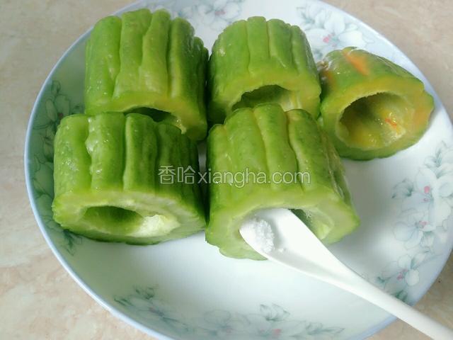 苦瓜切成五段去籽，斜放在苦瓜周围放上适量盐。（五块依次放盐）