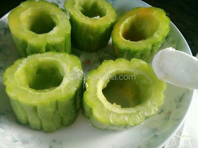 将每段苦瓜都放正，依次在上面倒上适量盐。（一直腌，腌至肉腌好）