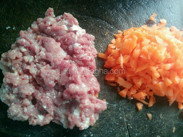 瘦肉洗干净剁碎，红萝卜去皮洗干净剁碎，拿个大点的容器装好。