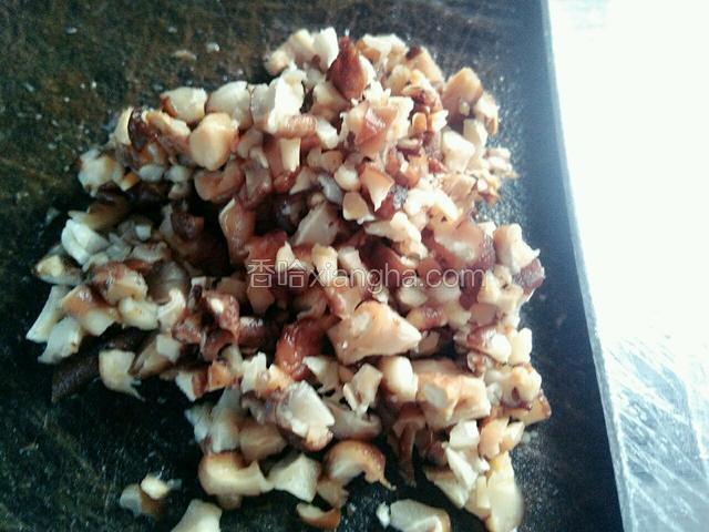冬菇捞起剁碎。